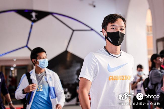 第69分钟，萨拉赫右路传中被挡了一下，路易斯-迪亚斯头球攻门顶高。
